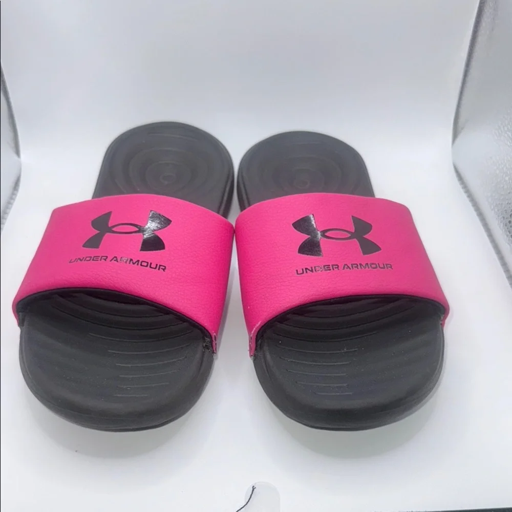 Under Armour Vibrant Pink and Black Sandals Pre Owned in‎ good condition